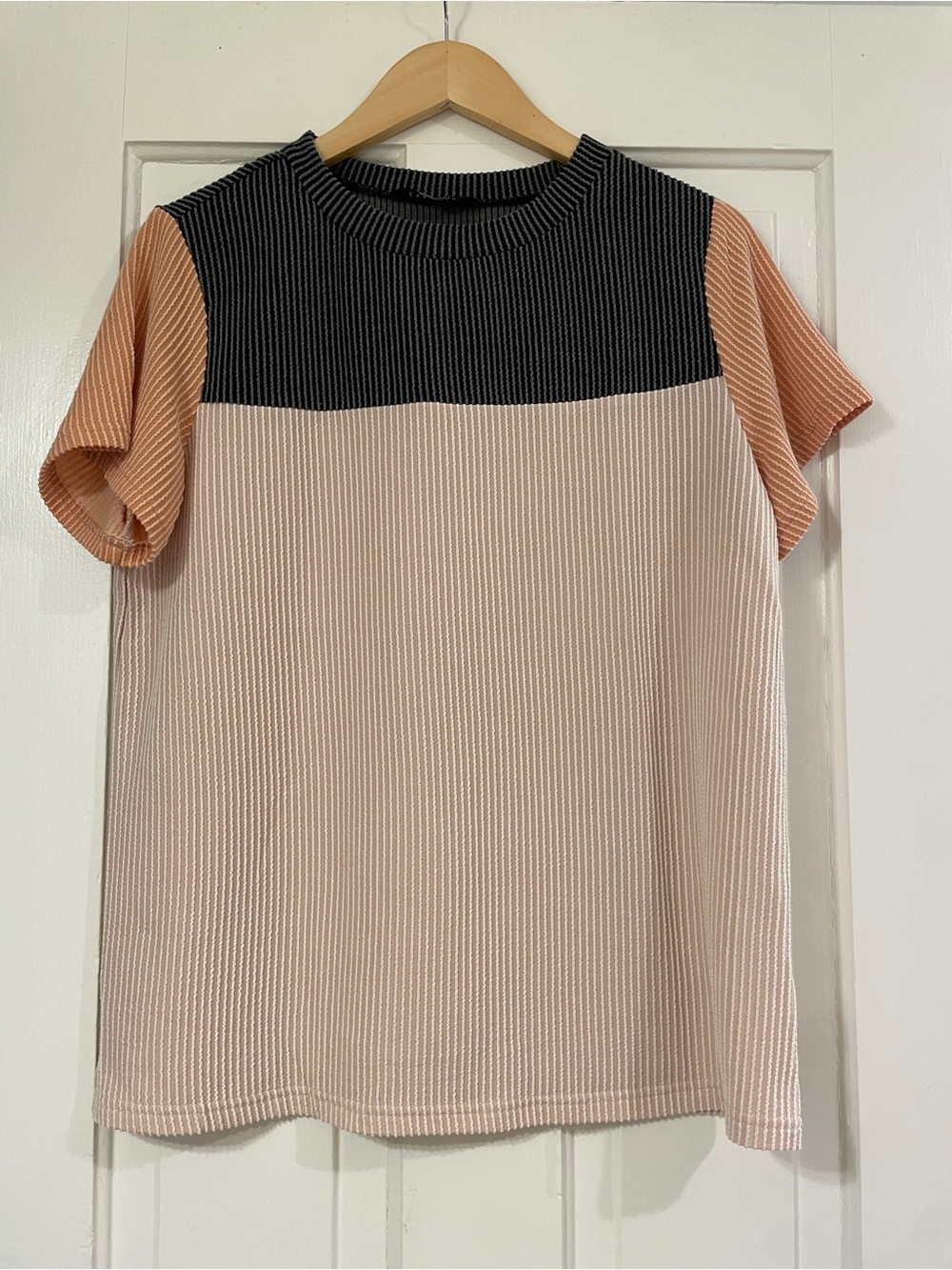 Textured Colorblock Short Sleeve Top in Black, Blush & Peach Size L